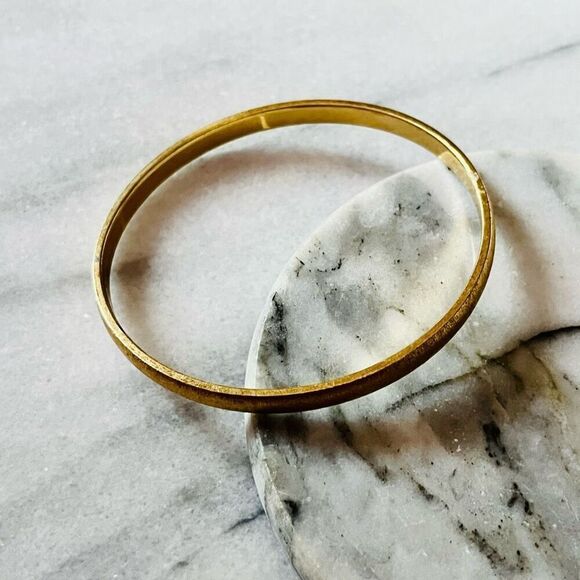 Vintage Monet Textured Metal Bangle Bracelet Gold Toned Thin Signed Retro MCM‎ - Picture 2 of 8